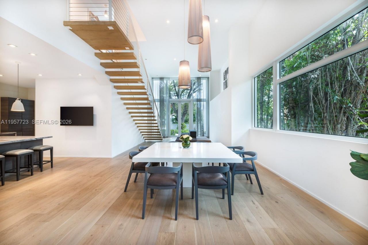 335 W 46th St, Miami Beach, FL 33140 Photo