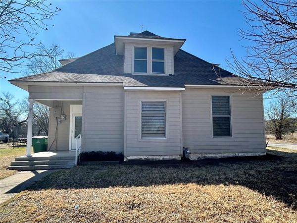 911 W Liveoak Street , Coleman, TX 76834