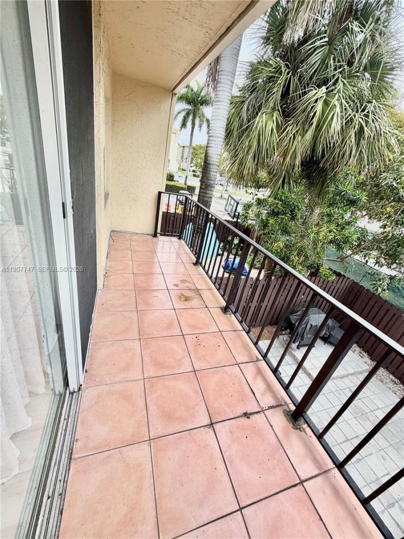 2203 NE 7th St, Unit 14, Hallandale Beach, FL 33009 Photo
