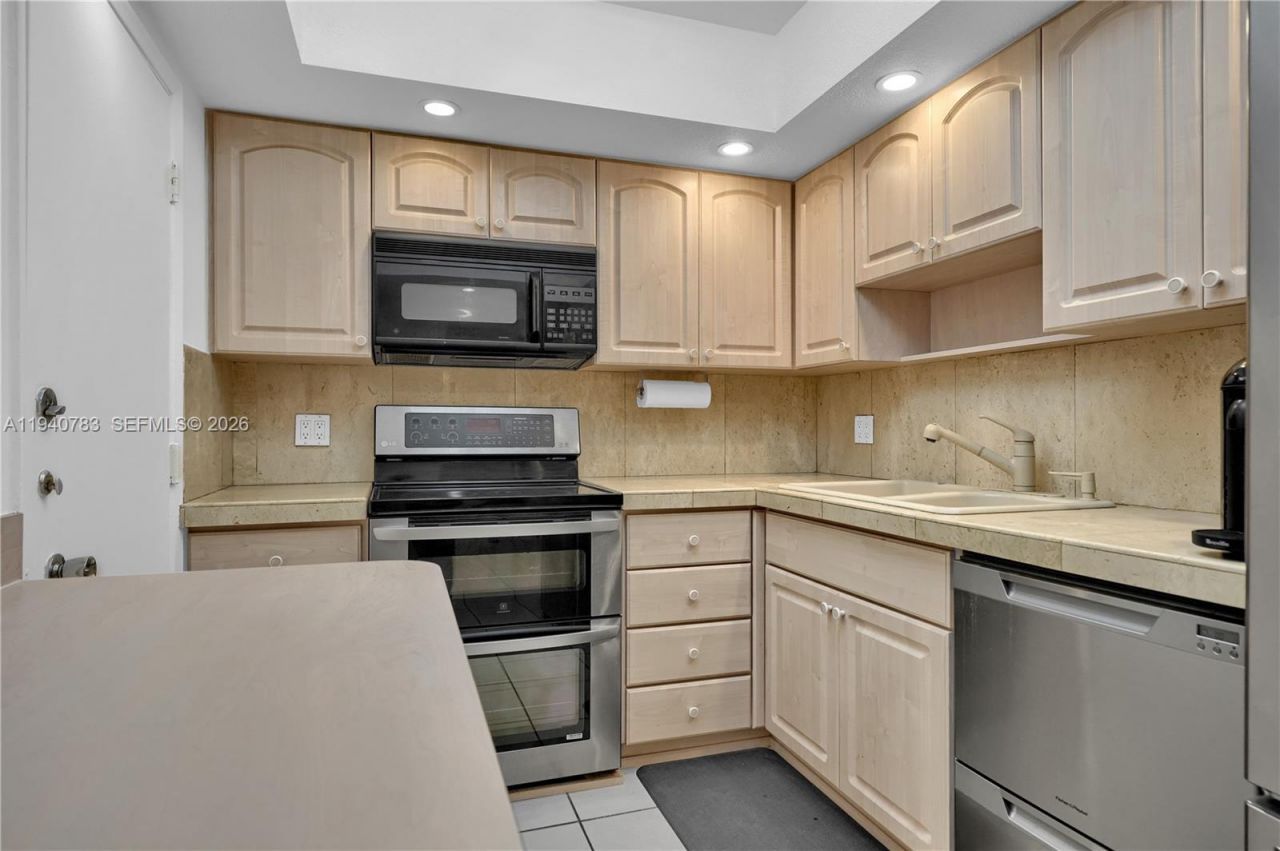 5005 Collins Ave, Unit 824, Miami Beach, FL 33140 Photo