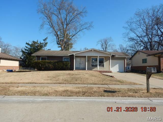 2960 Devonshire Drive, Florissant, MO 63033 Main Photo