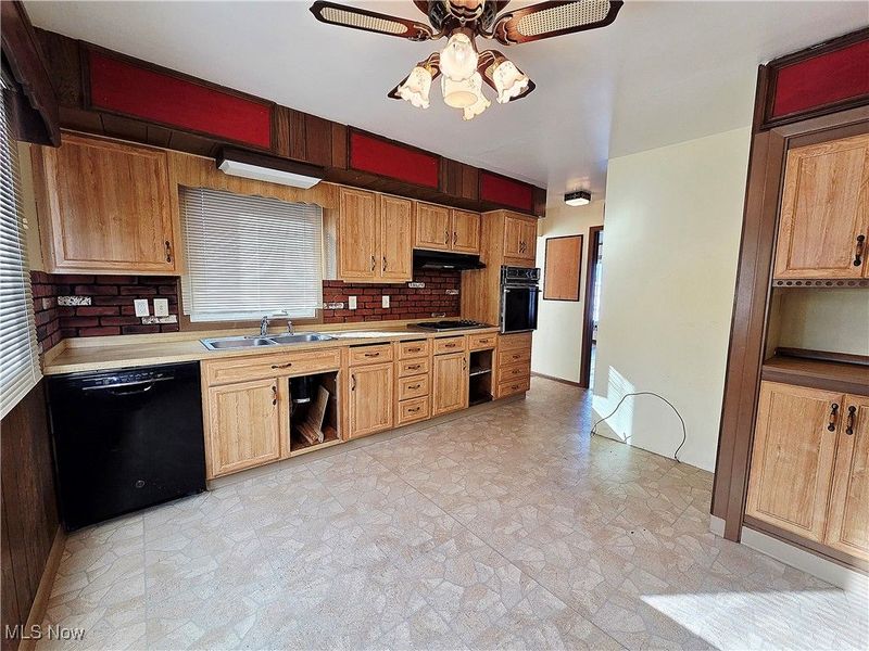 5507 Hollywood Drive, Parma, OH 44114 Photo 8