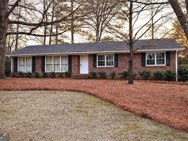 3916 White Oak Lane SW, Lilburn, GA 30047