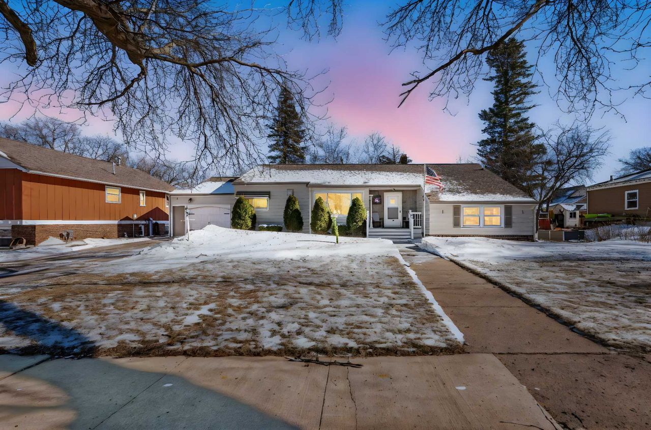 206 N 3rd Avenue E, Truman, MN 56088 Main Photo