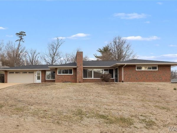 62 W Cardigan Drive, Florissant, MO 63135