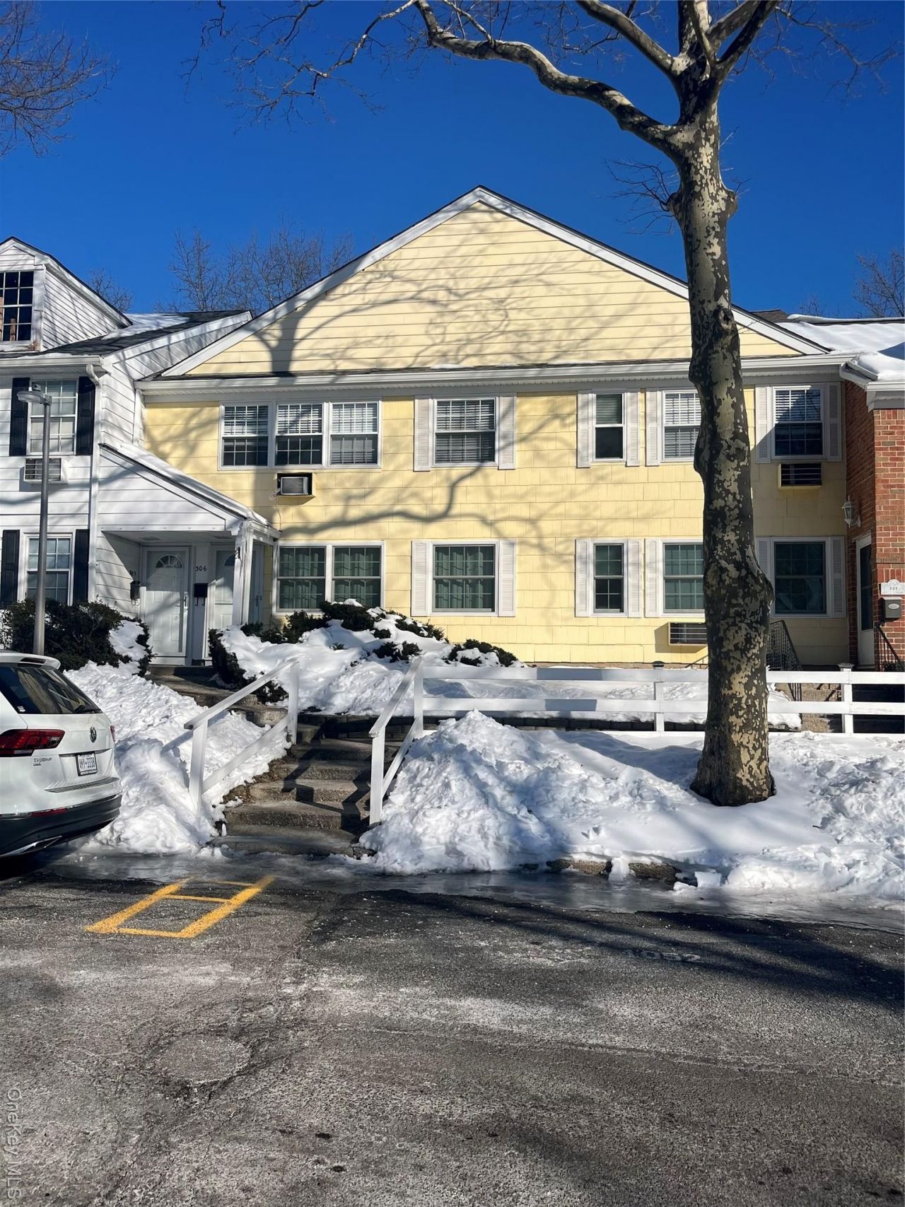 305 Towne House Village Islandia, NY 11749