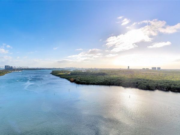 300 Bayview Dr , Unit PH-06, Sunny Isles Beach, FL 33160