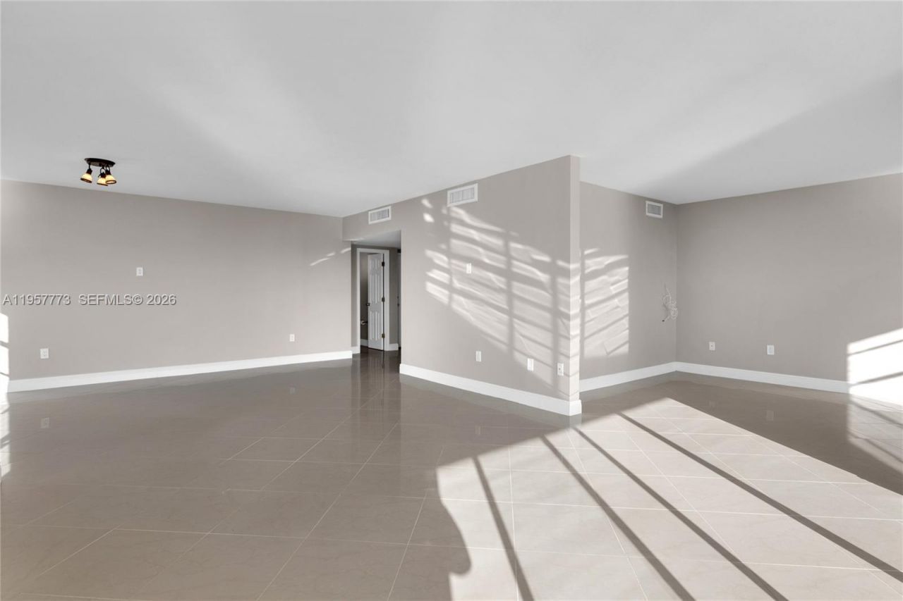 300 Bayview Dr , Unit PH-06, Sunny Isles Beach, FL 33160 Photo