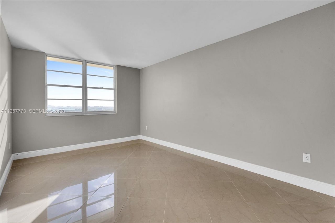 300 Bayview Dr , Unit PH-06, Sunny Isles Beach, FL 33160 Photo