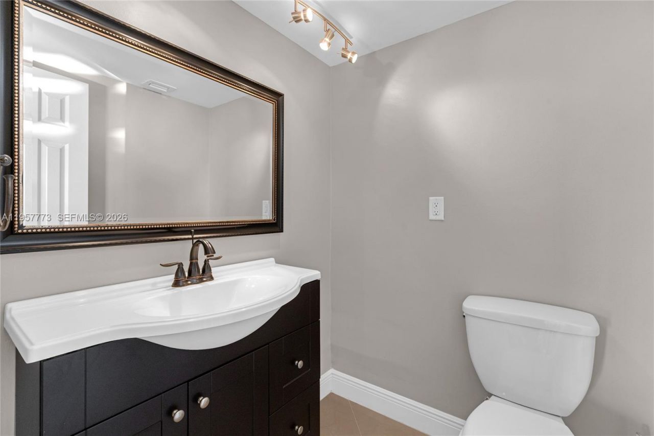 300 Bayview Dr , Unit PH-06, Sunny Isles Beach, FL 33160 Photo