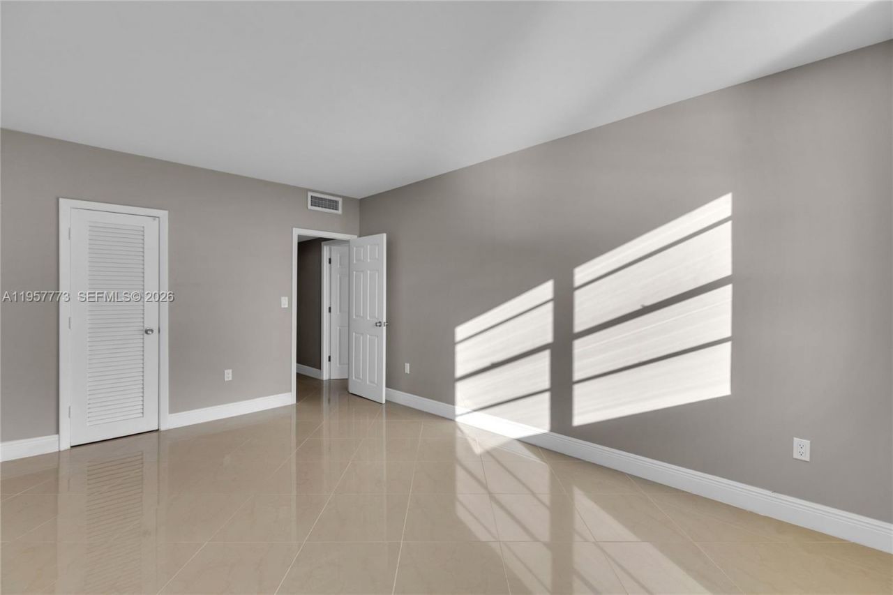 300 Bayview Dr , Unit PH-06, Sunny Isles Beach, FL 33160 Photo