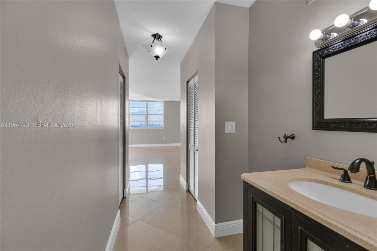 300 Bayview Dr , Unit PH-06, Sunny Isles Beach, FL 33160 Photo