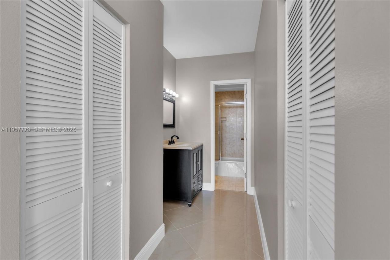 300 Bayview Dr , Unit PH-06, Sunny Isles Beach, FL 33160 Photo