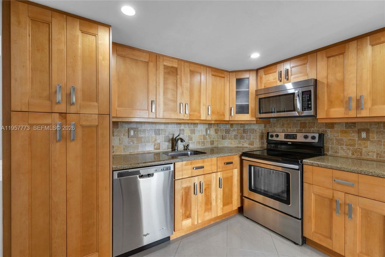 300 Bayview Dr , Unit PH-06, Sunny Isles Beach, FL 33160 Photo