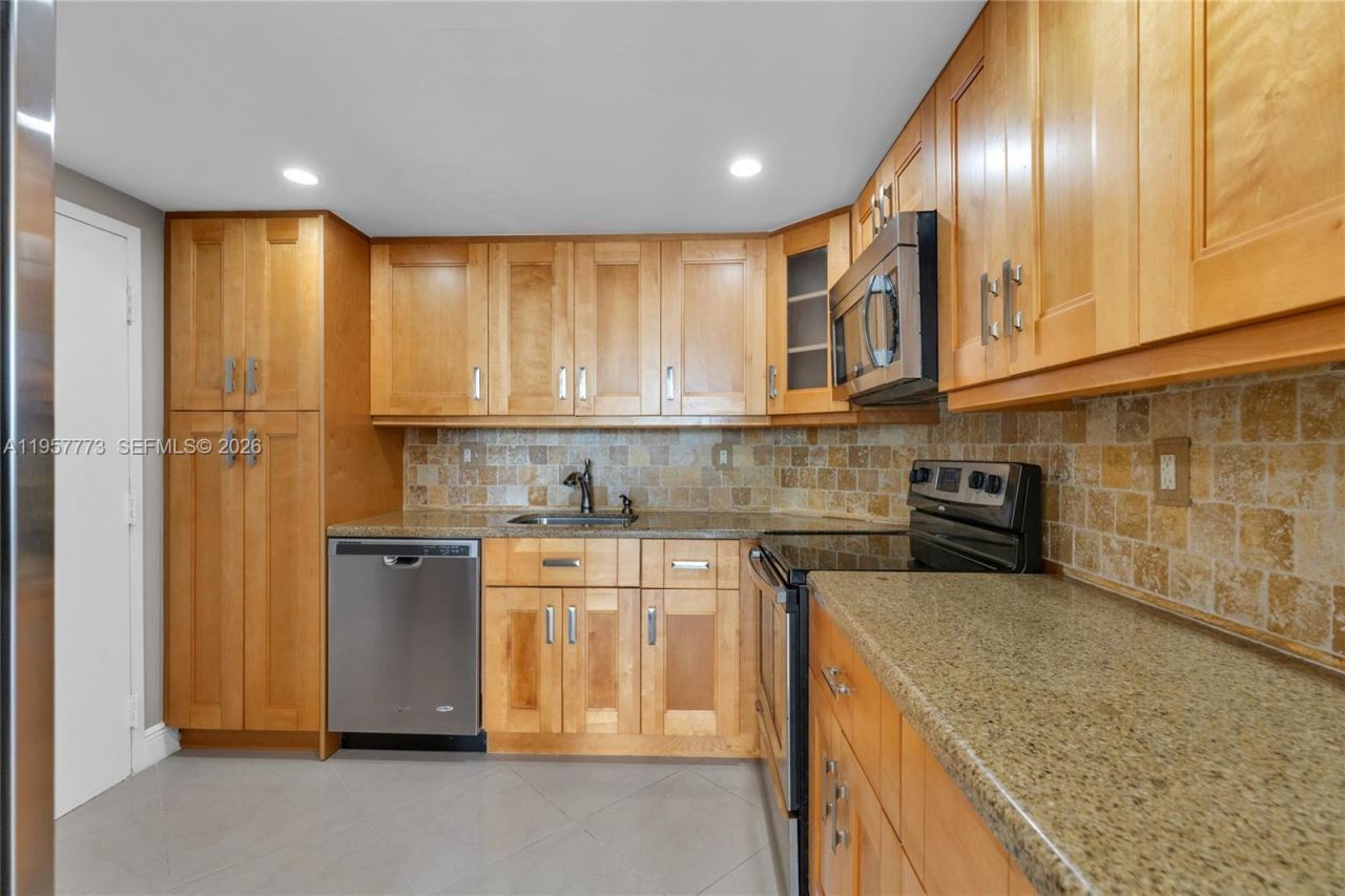 300 Bayview Dr , Unit PH-06, Sunny Isles Beach, FL 33160 Photo