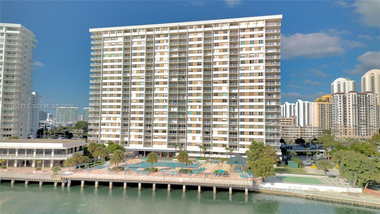 300 Bayview Dr , Unit PH-06, Sunny Isles Beach, FL 33160 Photo