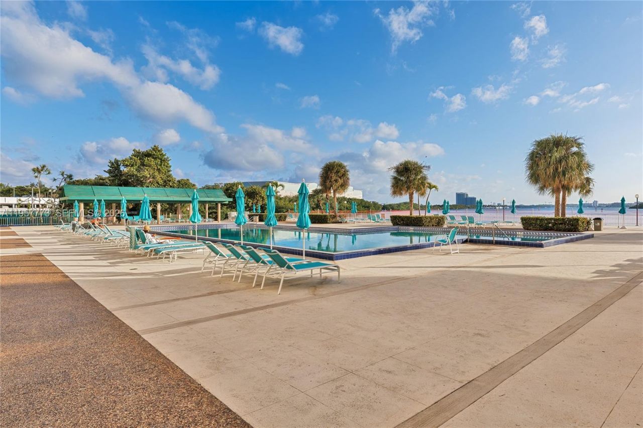 300 Bayview Dr , Unit PH-06, Sunny Isles Beach, FL 33160 Photo