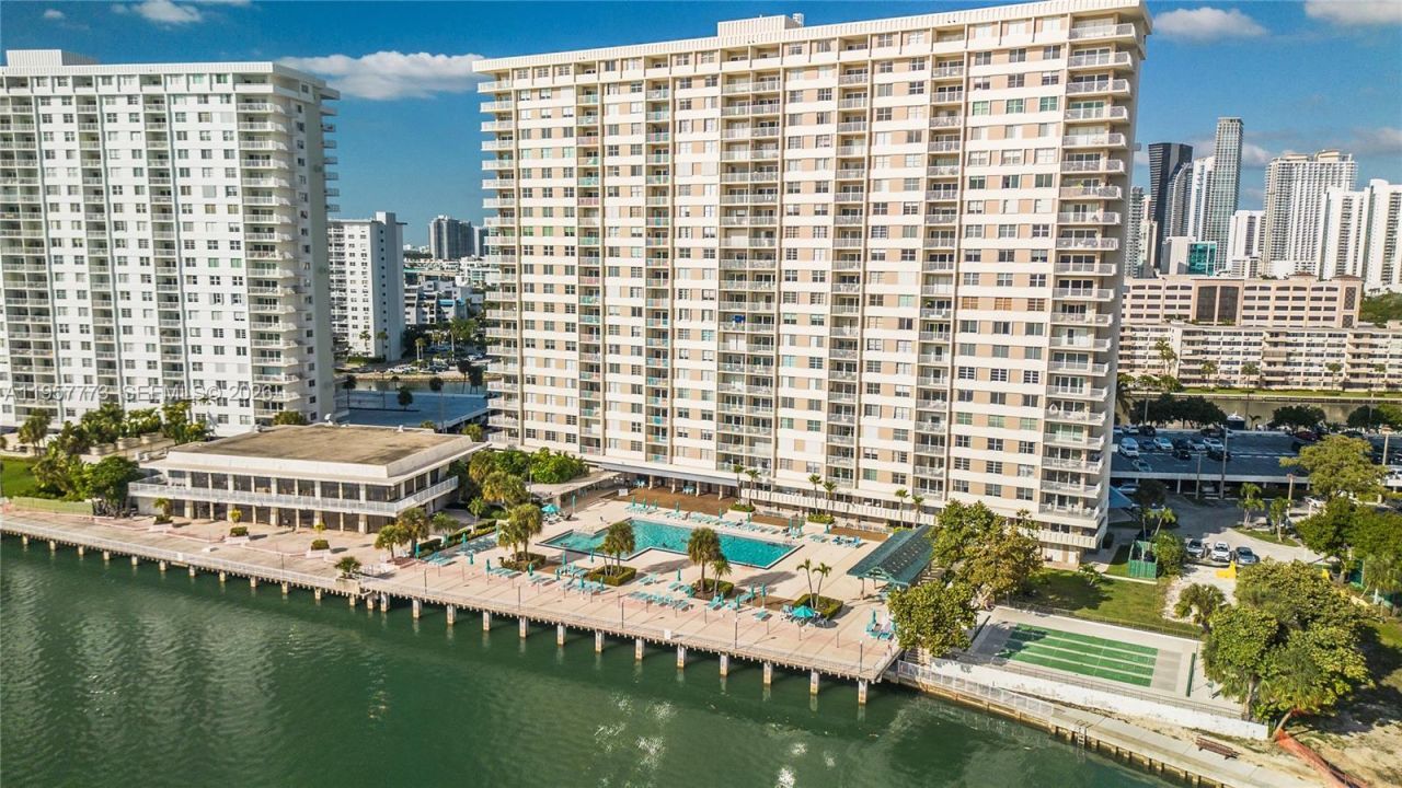 300 Bayview Dr , Unit PH-06, Sunny Isles Beach, FL 33160 Photo