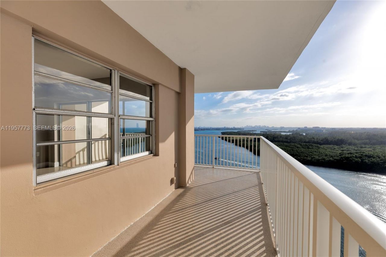 300 Bayview Dr , Unit PH-06, Sunny Isles Beach, FL 33160 Photo