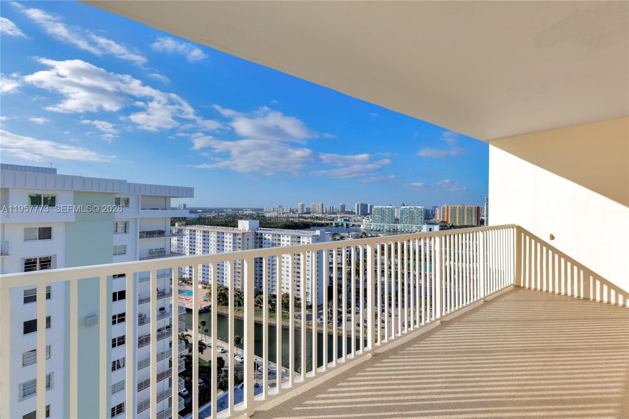 300 Bayview Dr , Unit PH-06, Sunny Isles Beach, FL 33160 Photo