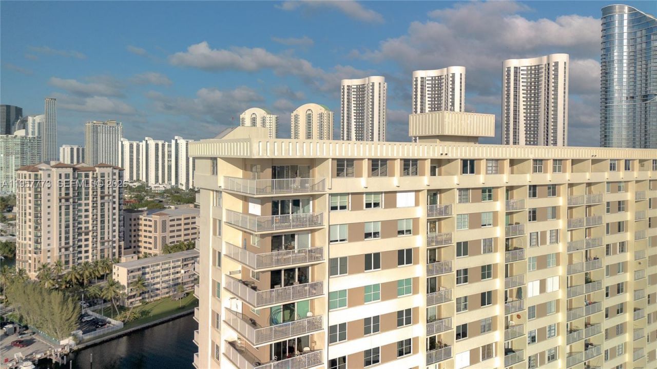 300 Bayview Dr , Unit PH-06, Sunny Isles Beach, FL 33160 Photo