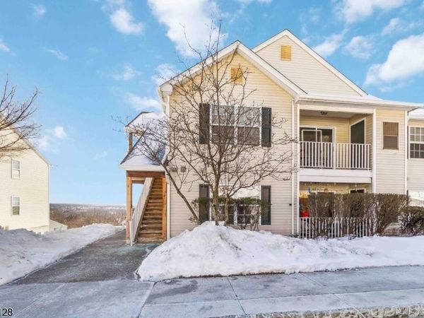 1625 King Ct, Green Brook, NJ 08812