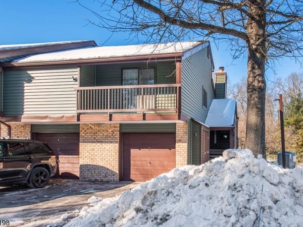 7 Summit Ct, Clinton, NJ 08801