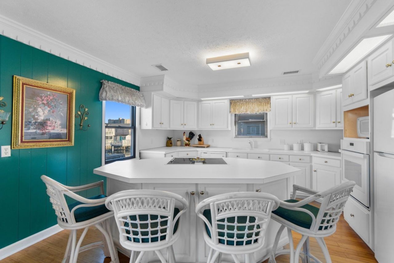 334 53rd Ave. N Photo 4