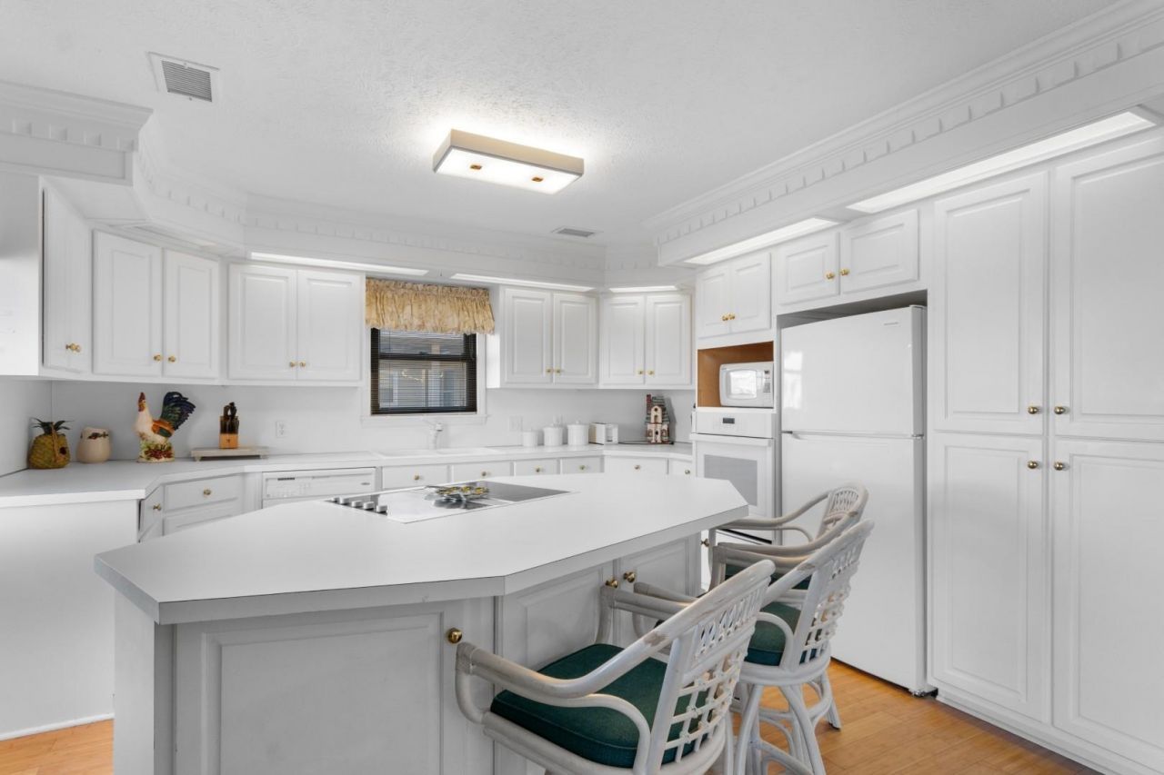 334 53rd Ave. N Photo 5