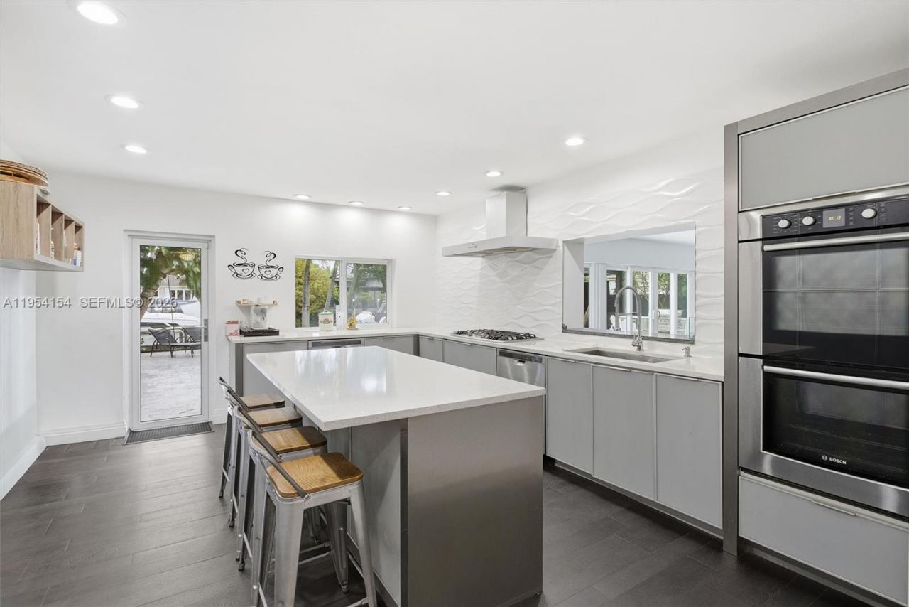 1895 NE 118th Rd, North Miami, FL 33181 Photo