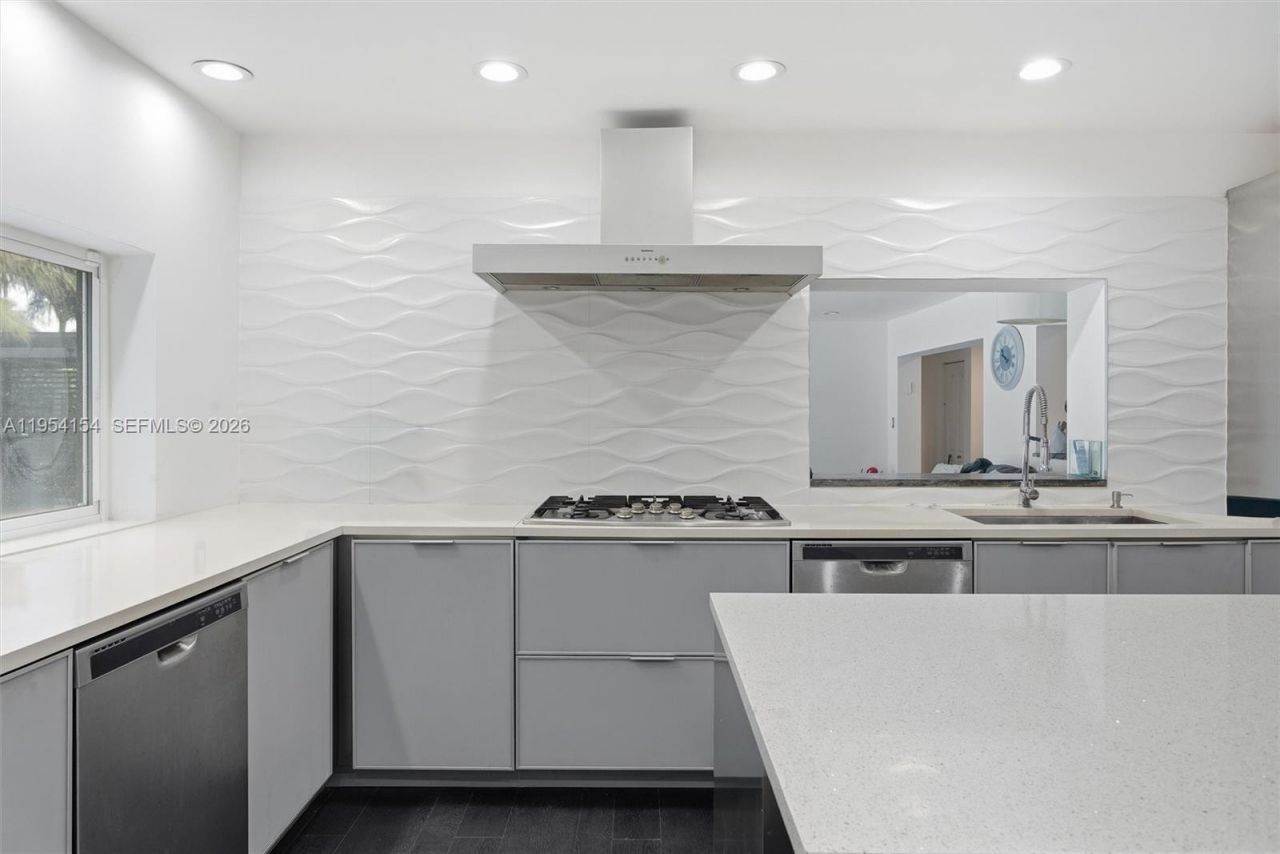 1895 NE 118th Rd, North Miami, FL 33181 Photo