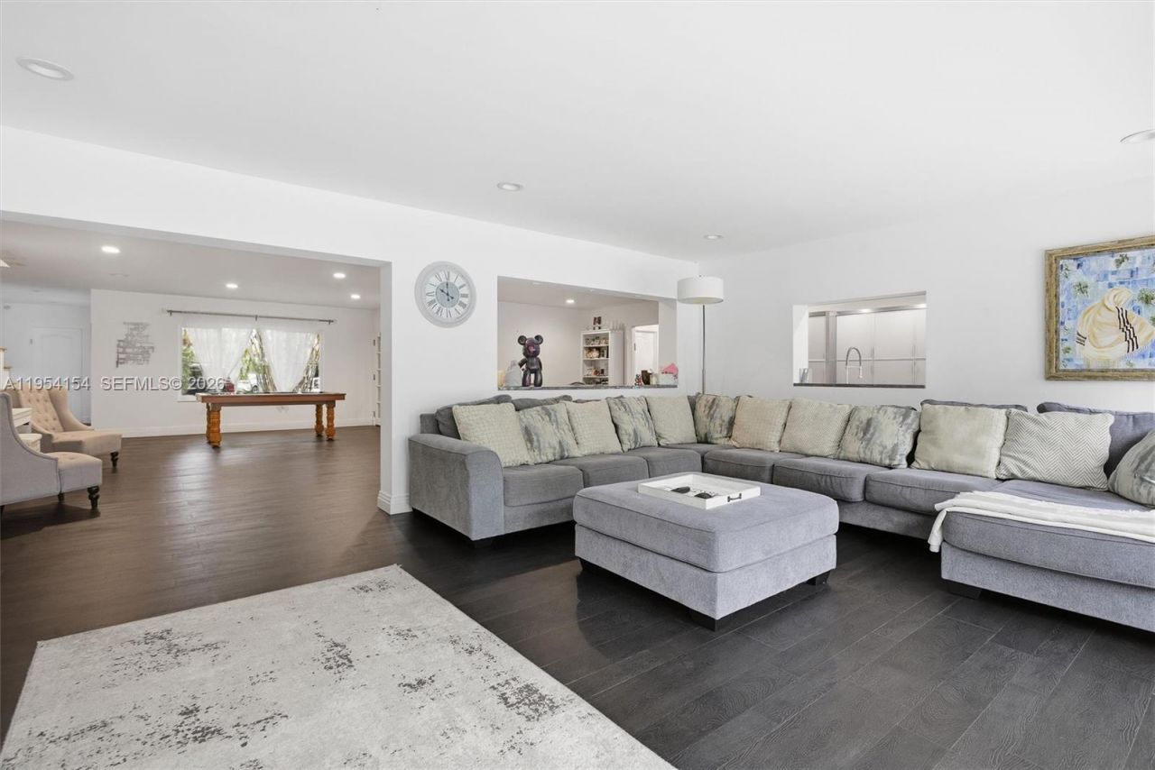 1895 NE 118th Rd, North Miami, FL 33181 Photo