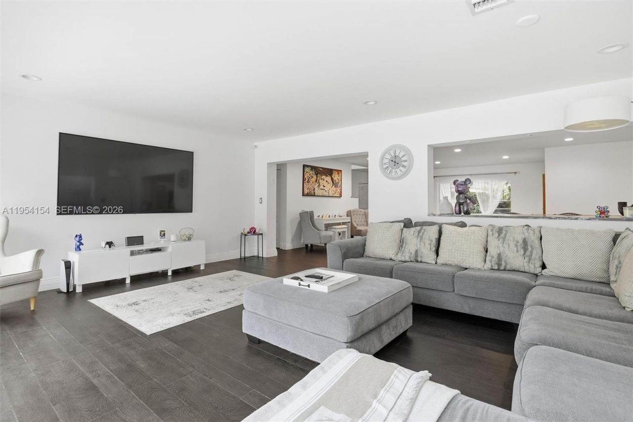 1895 NE 118th Rd, North Miami, FL 33181 Photo