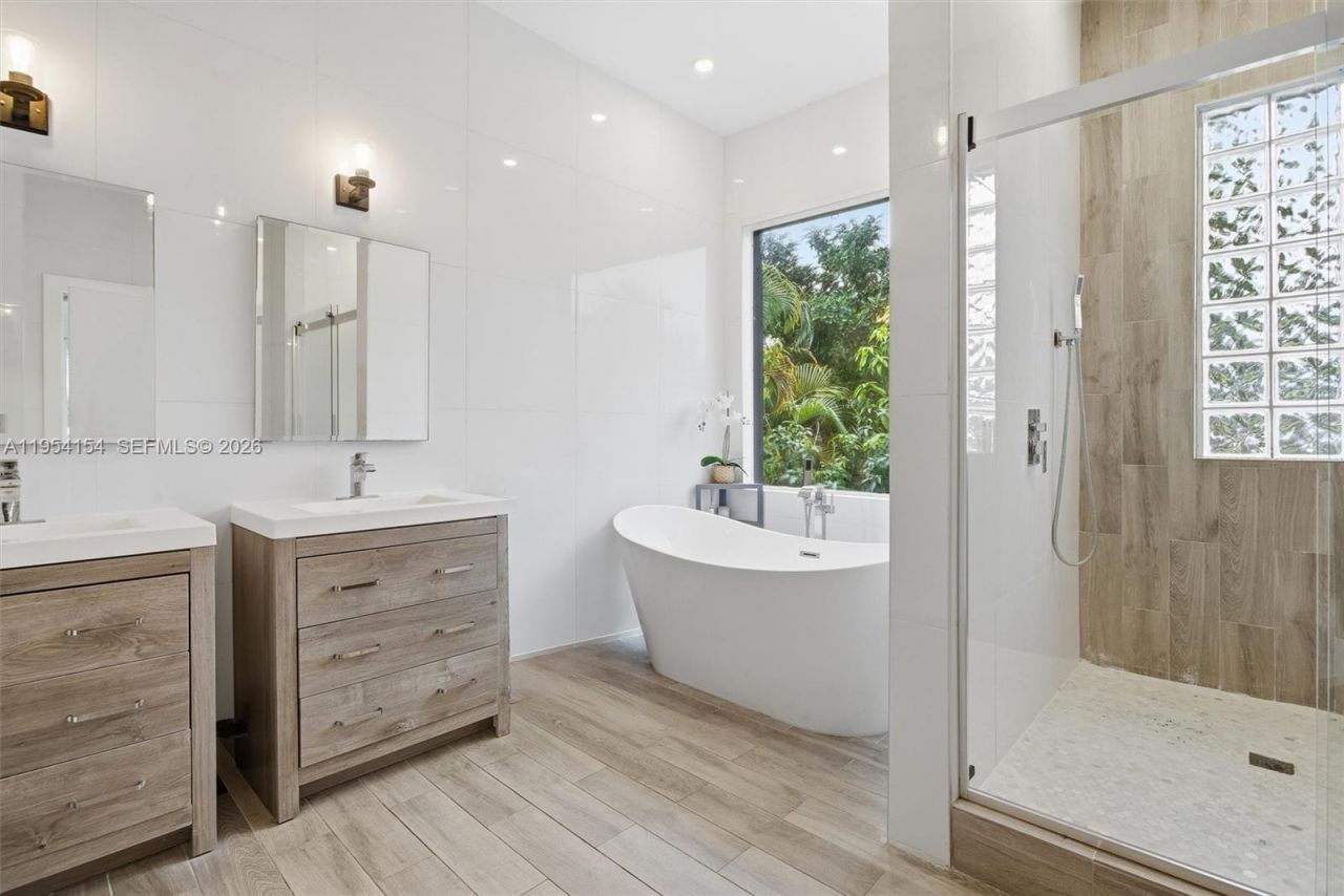 1895 NE 118th Rd, North Miami, FL 33181 Photo