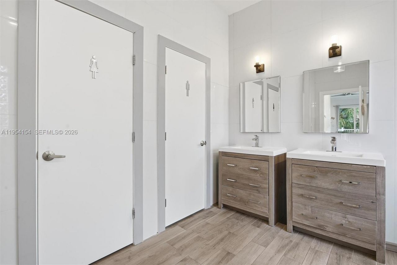 1895 NE 118th Rd, North Miami, FL 33181 Photo