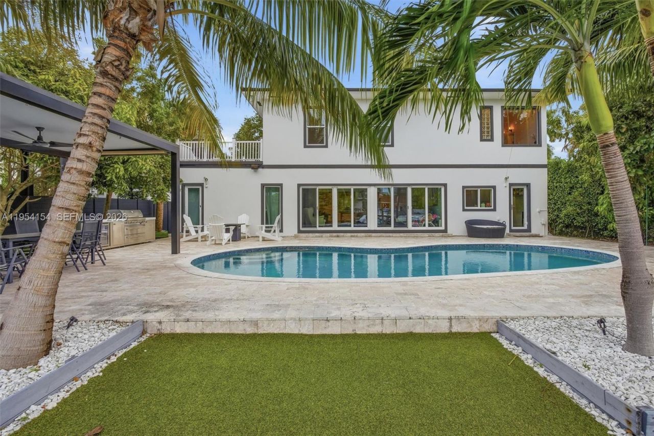 1895 NE 118th Rd, North Miami, FL 33181 Photo