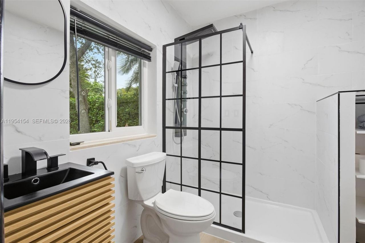 1895 NE 118th Rd, North Miami, FL 33181 Photo