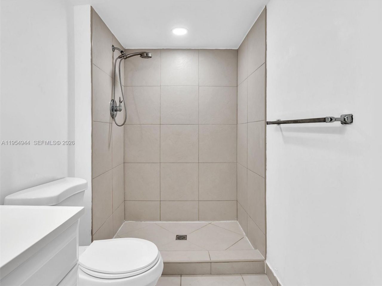 3675 N Country Club Dr , Unit 410, Aventura, FL 33180 Photo