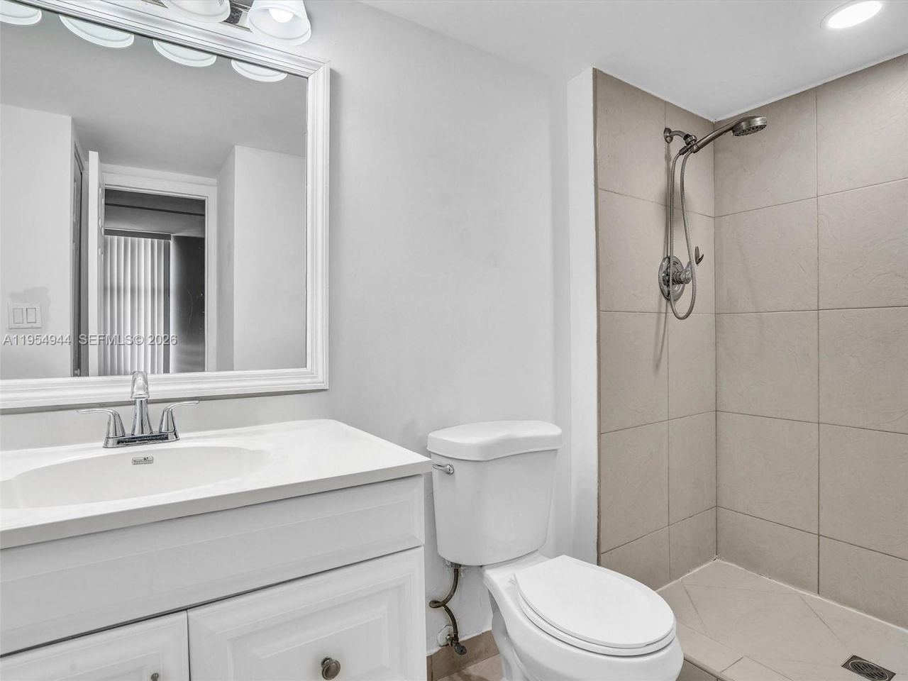 3675 N Country Club Dr , Unit 410, Aventura, FL 33180 Photo