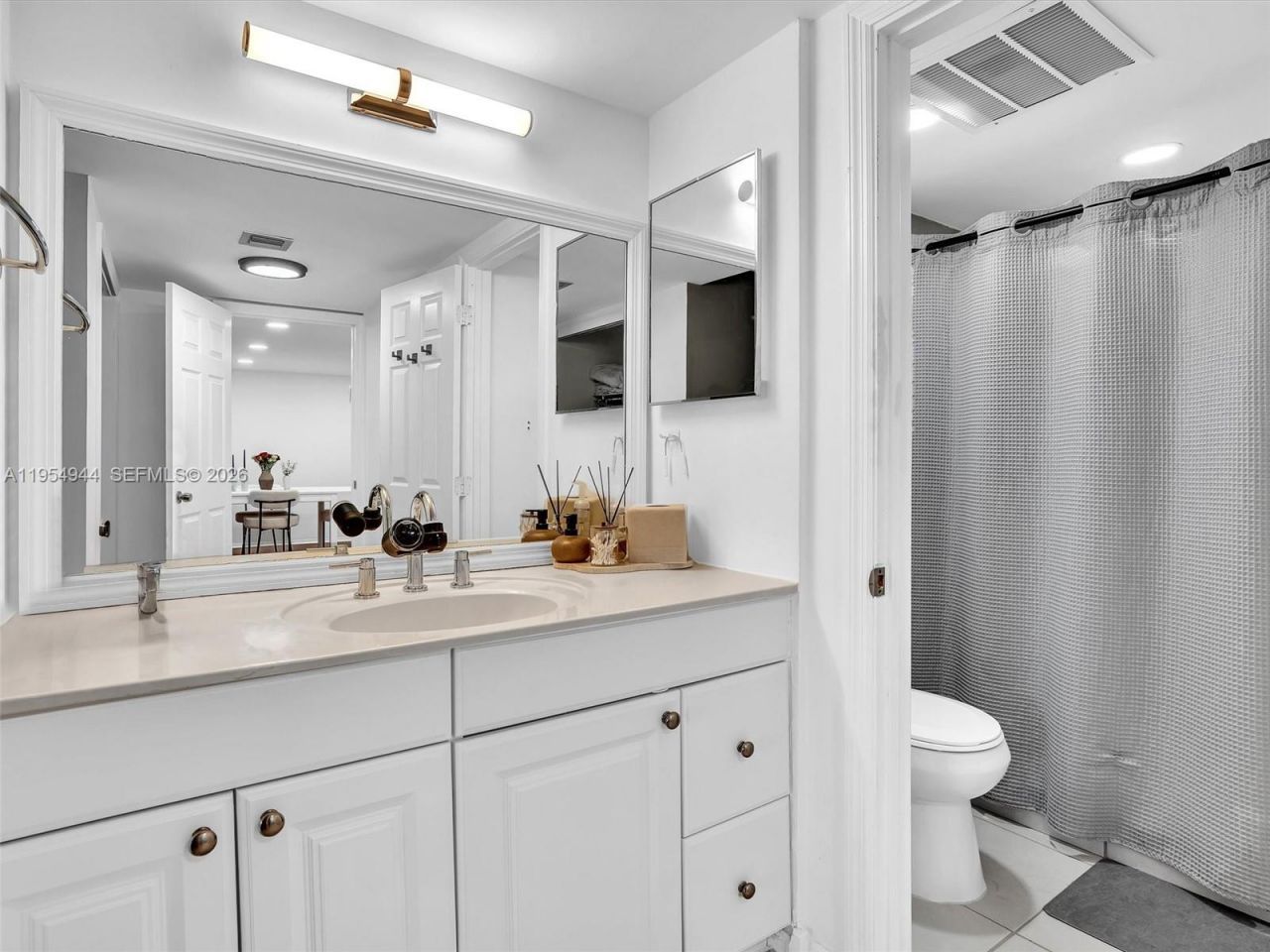 3675 N Country Club Dr , Unit 410, Aventura, FL 33180 Photo