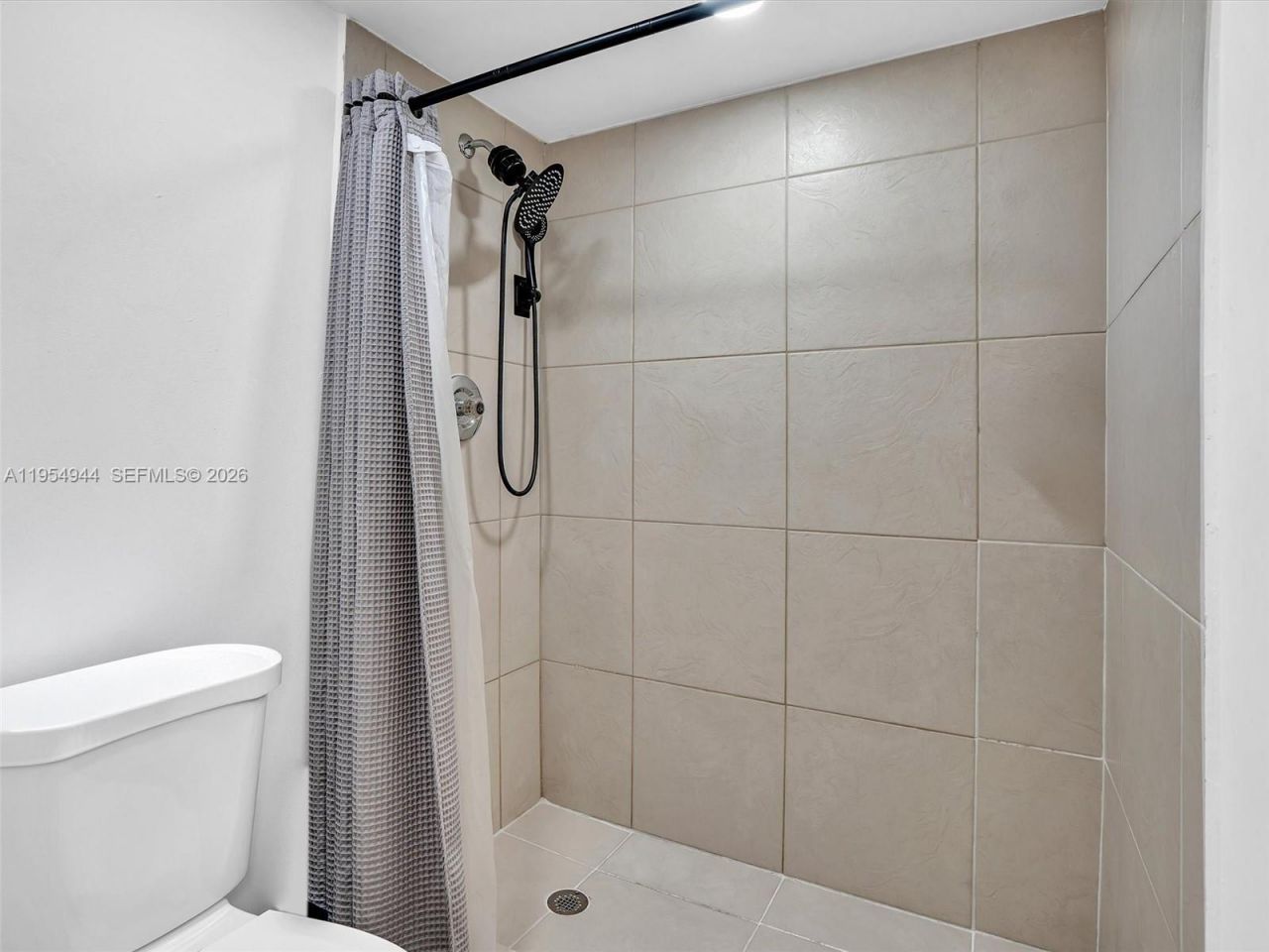 3675 N Country Club Dr , Unit 410, Aventura, FL 33180 Photo