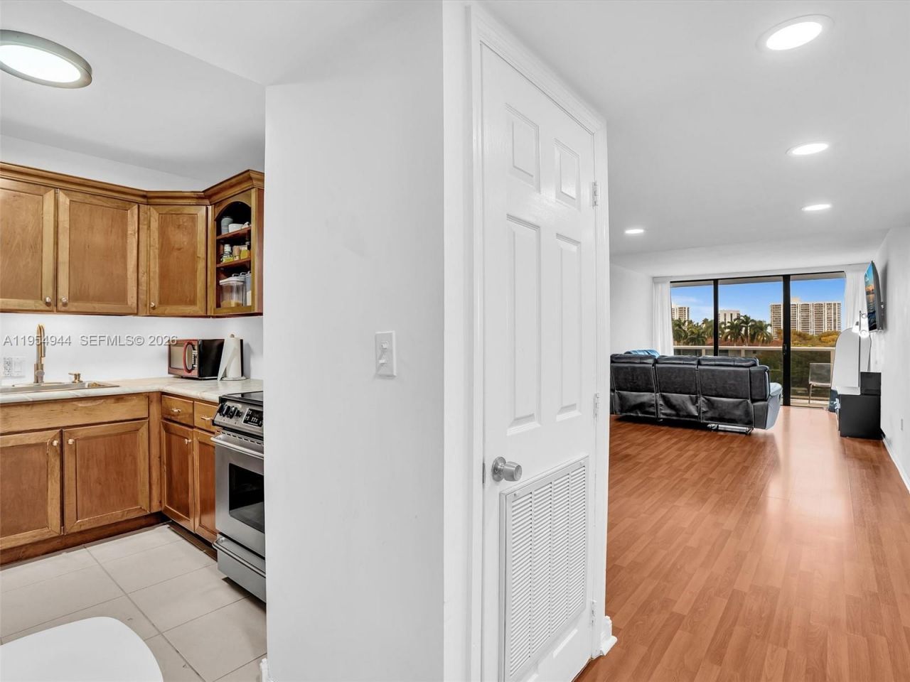 3675 N Country Club Dr , Unit 410, Aventura, FL 33180 Photo