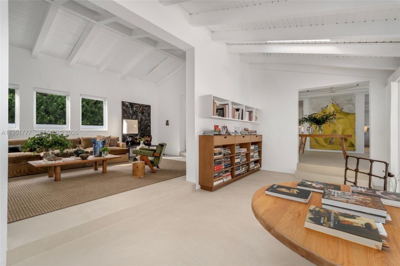 3325 Pine Tree Dr, Miami Beach, FL 33140 Photo