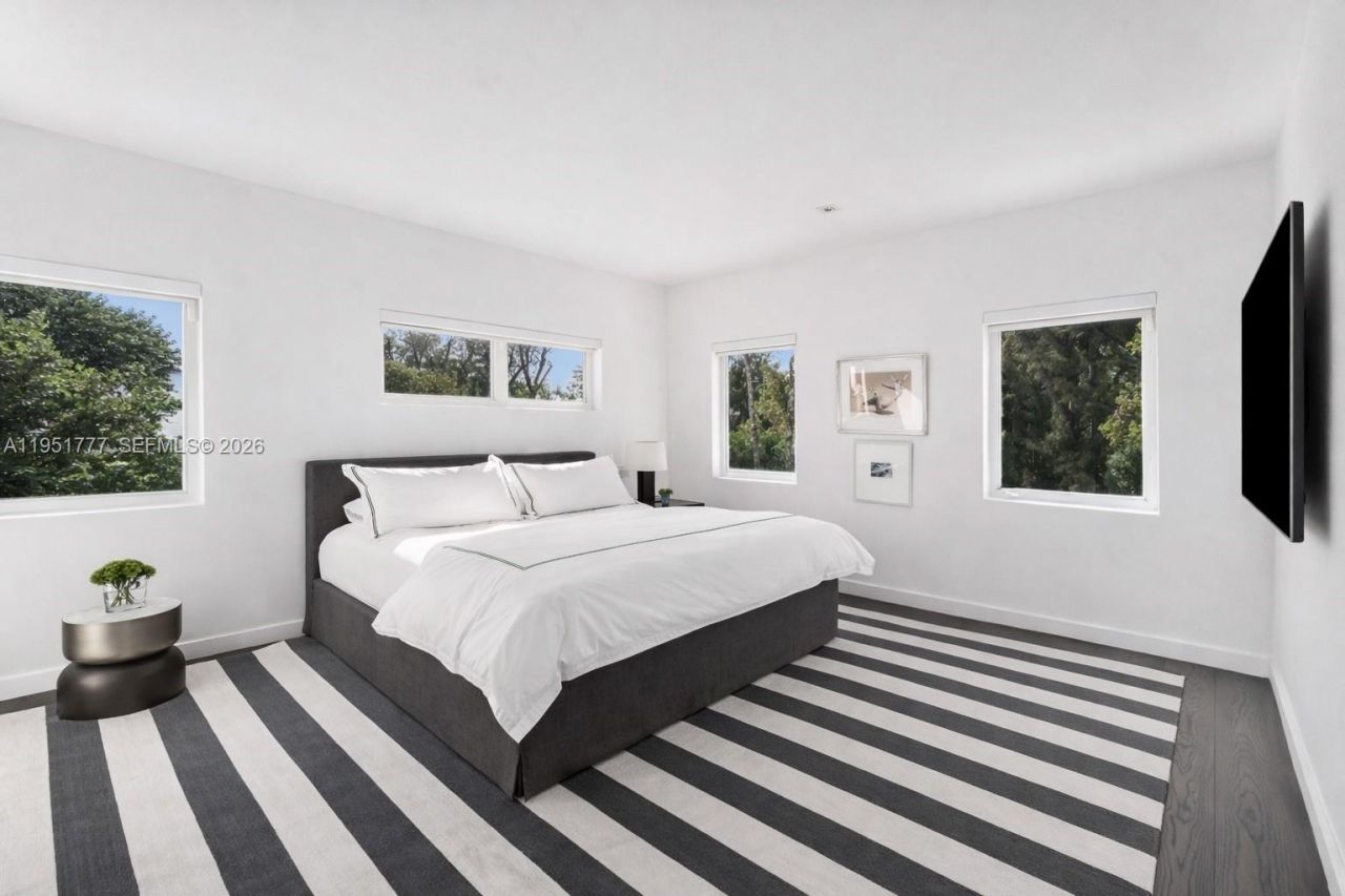 3325 Pine Tree Dr, Miami Beach, FL 33140 Photo