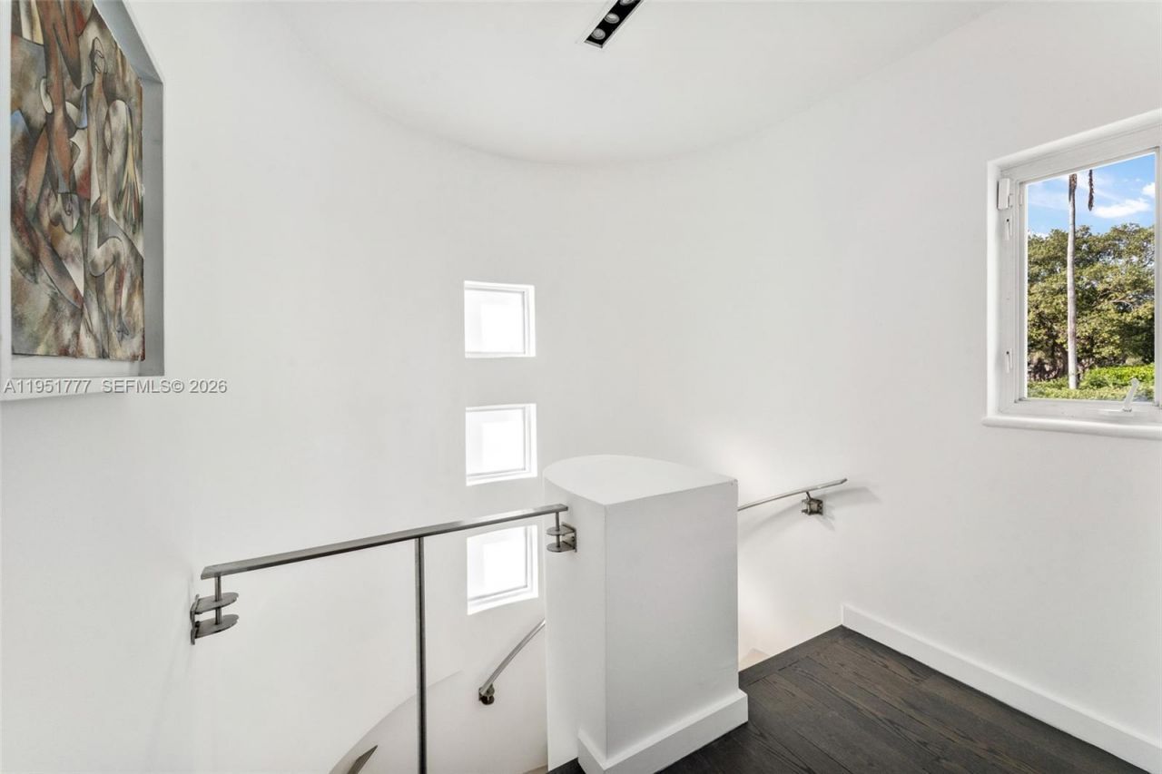 3325 Pine Tree Dr, Miami Beach, FL 33140 Photo