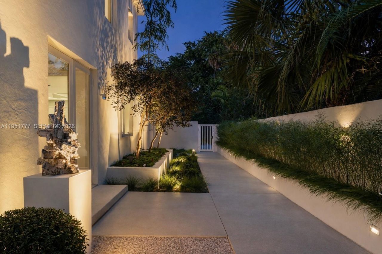 3325 Pine Tree Dr, Miami Beach, FL 33140 Photo