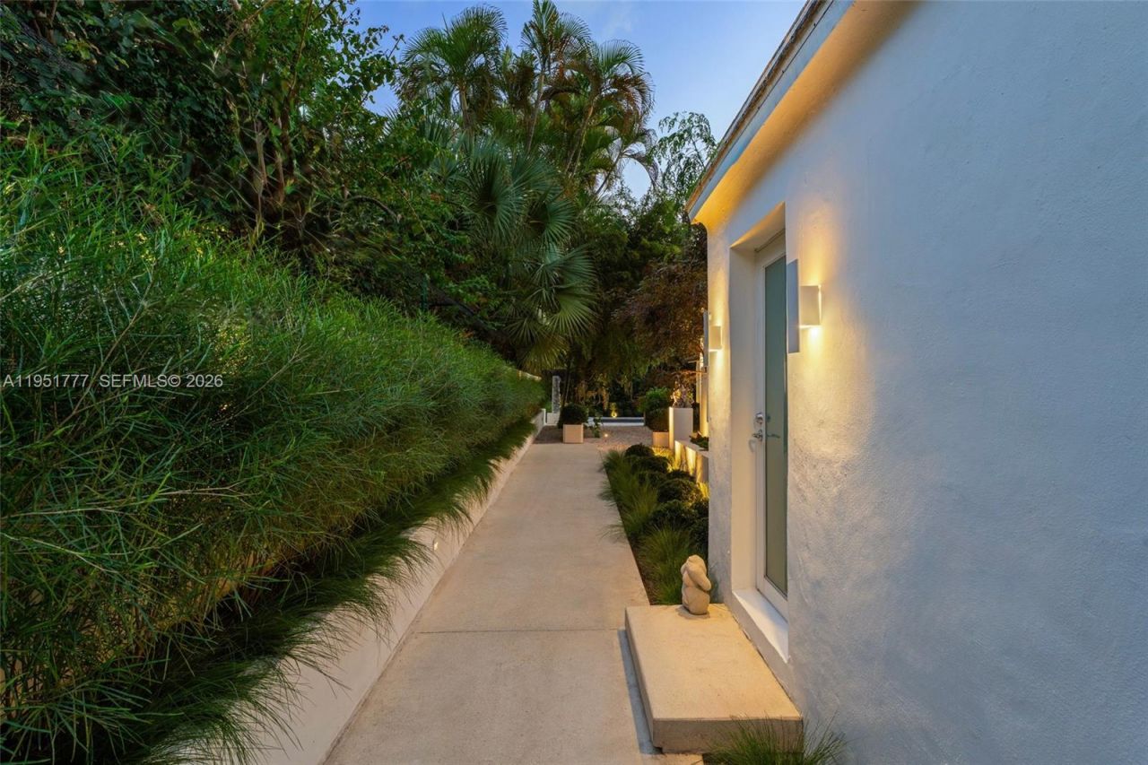 3325 Pine Tree Dr, Miami Beach, FL 33140 Photo