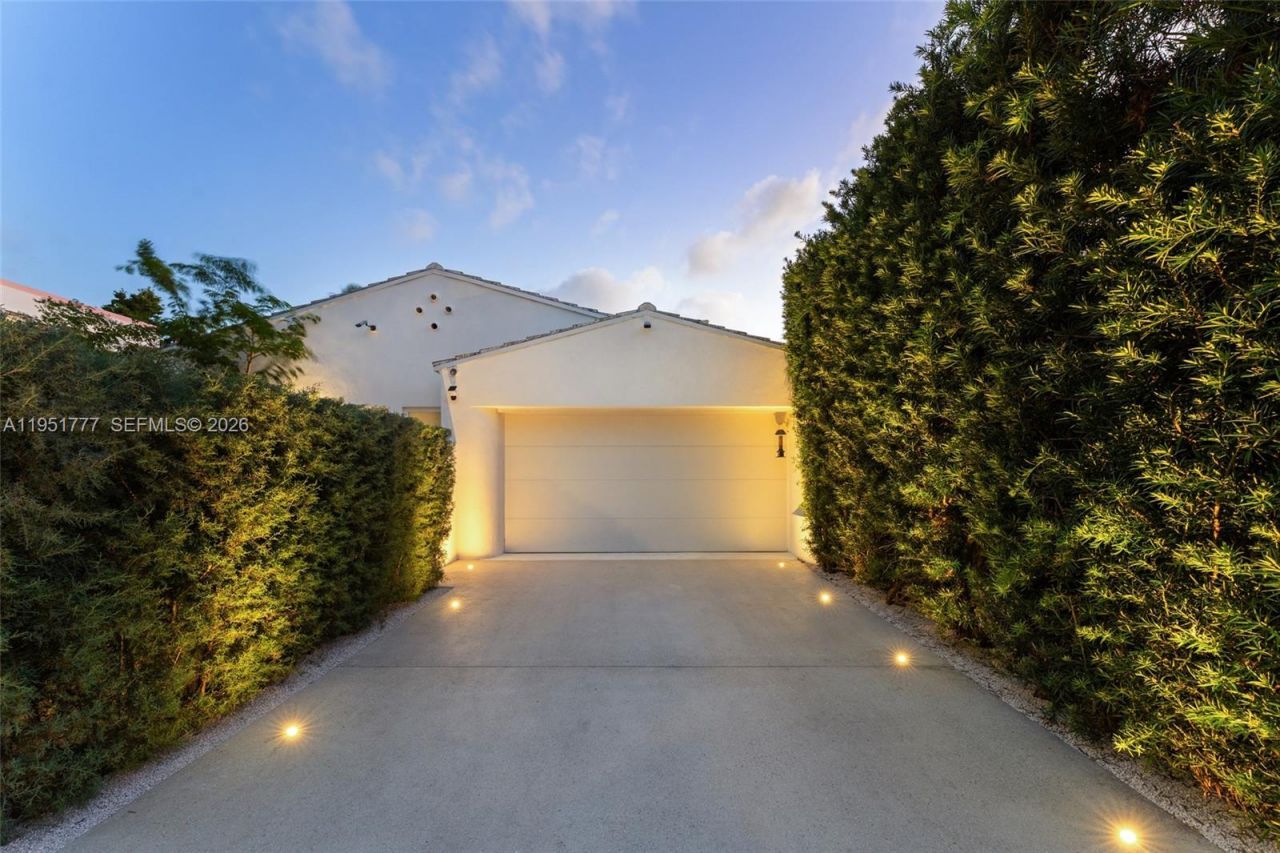 3325 Pine Tree Dr, Miami Beach, FL 33140 Photo