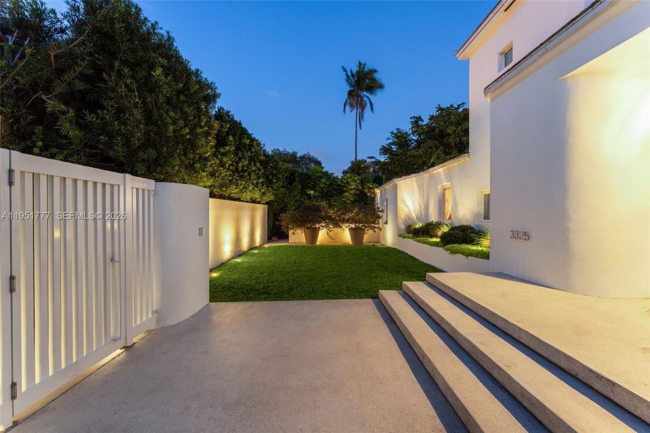 3325 Pine Tree Dr, Miami Beach, FL 33140 Photo