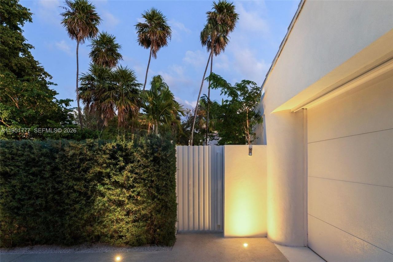 3325 Pine Tree Dr, Miami Beach, FL 33140 Photo